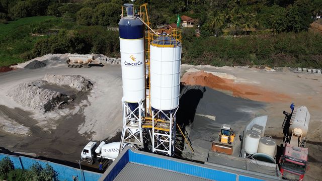 Central de concreto da CONCRECIA com silos e caminhão betoneira, vista do alto