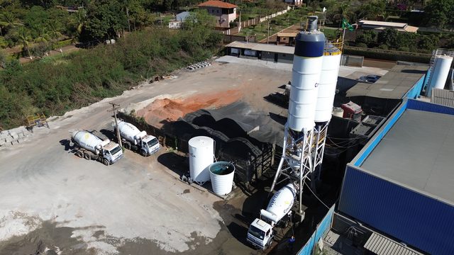 Vista aérea da central dosadora da CONCRECIA, com silos e caminhões betoneira no pátio em Ribeirão Preto