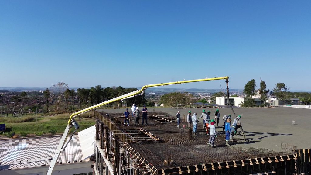 Laje sendo concretada com bomba-lança