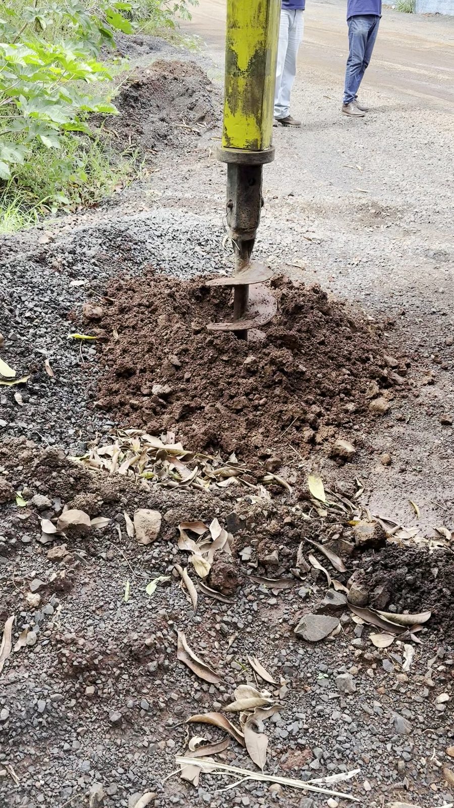 Trado da perfuratriz da CONCRECIA abrindo o furo de uma estaca escavada, com a terra retirada em volta