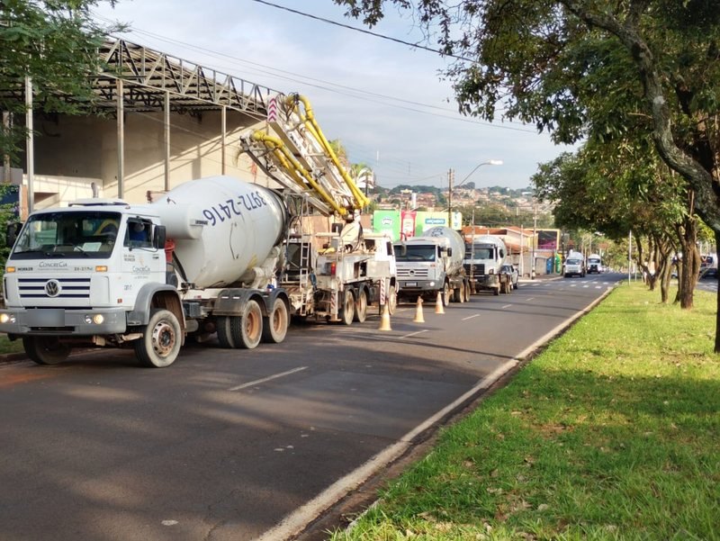 Caminhões betoneira e bomba-lança da CONCRECIA em fila numa avenida