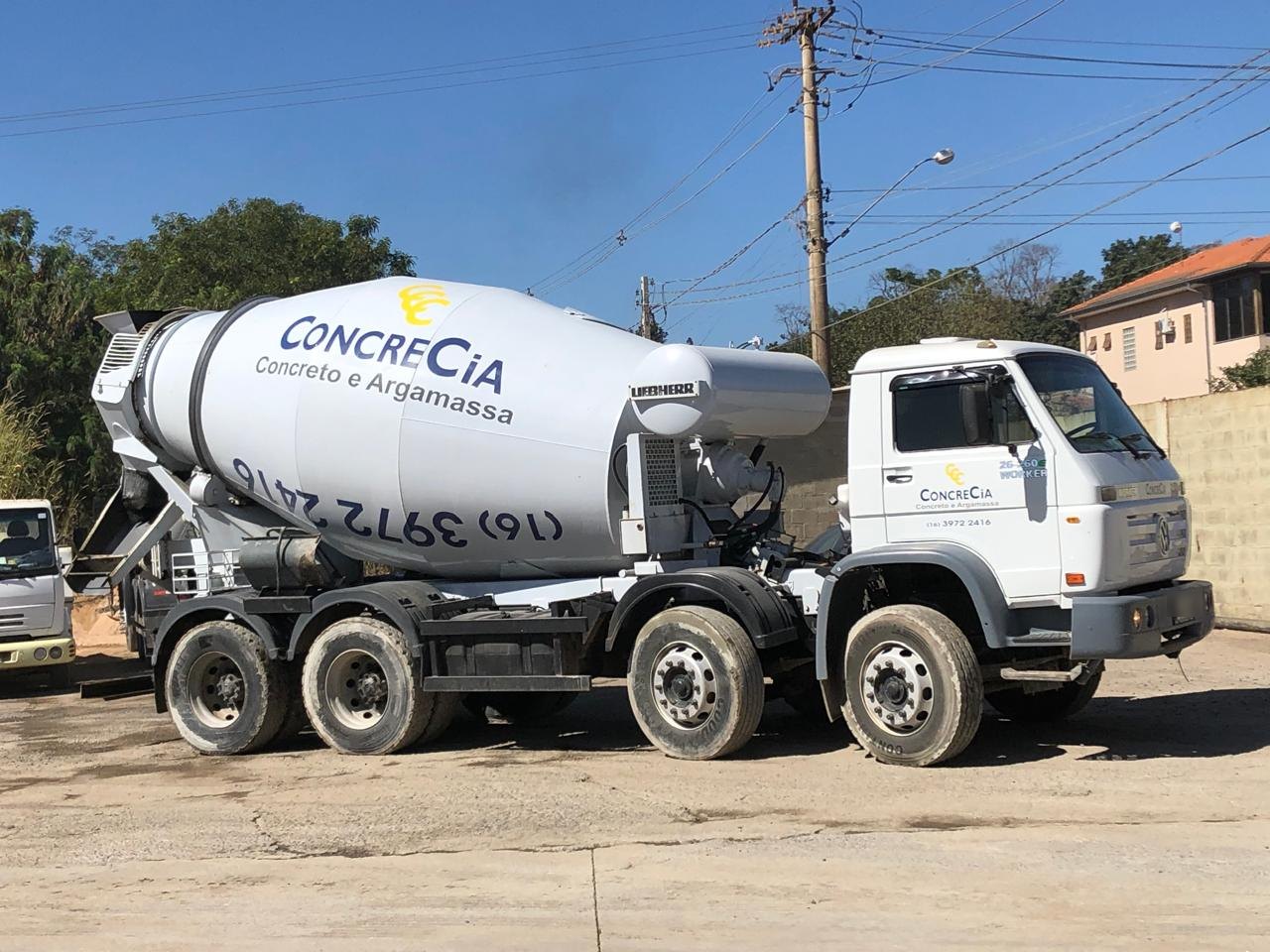 Caminhão betoneira CONCRECIA no pátio em Ribeirão Preto