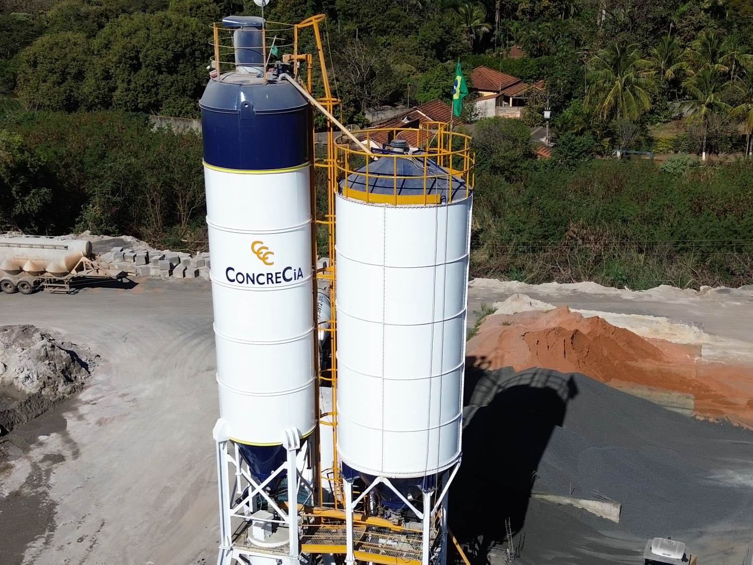 Central dosadora da CONCRECIA em Ribeirão Preto, com os silos e a marca da empresa