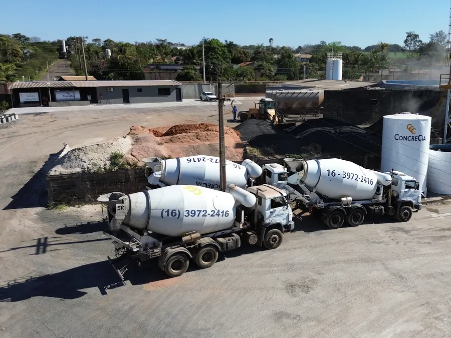Caminhões betoneira da CONCRECIA estacionados no pátio da central, vistos do alto