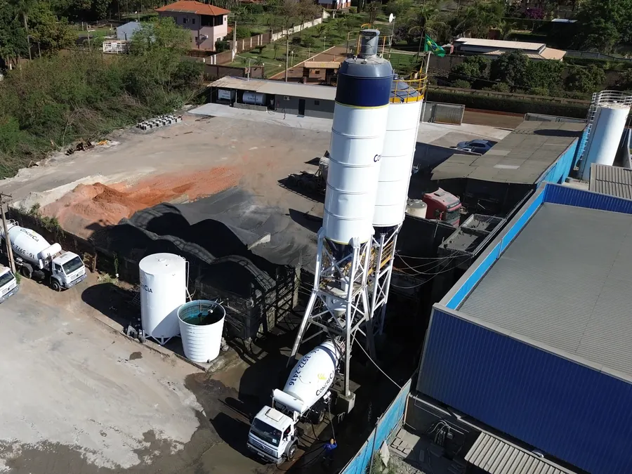 Vista aérea da central da CONCRECIA, com silos e caminhão betoneira
