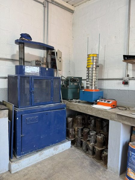 Prensa do laboratório da CONCRECIA para rompimento de corpos de prova de concreto